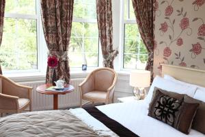 泰恩河畔纽卡斯尔贝斯特韦斯特新肯特酒店的卧室配有床、桌子和窗户。