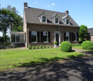 哈登贝赫Brinkesdiek的前面有草地的房屋