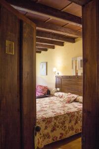 索托德坎加斯康洪托帕塞拉酒店的一间卧室配有一张木架大床
