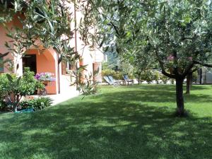 Appartamenti Villa Adriana外面的花园