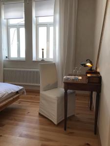 圣英贝特pirrung lebensräume的一间卧室配有书桌、椅子和窗户。