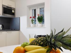 斯普利特Studio apartment Milla的 ⁇ 萝坐在厨房柜台上,上面有水果和蔬菜
