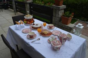 拉斯纳瓦斯德尔马尔克斯Posada Rural La Flor的一张带食物和水果的白色桌子