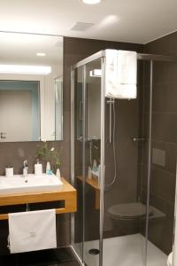 MöhlinBata Club Haus的带淋浴和盥洗盆的浴室