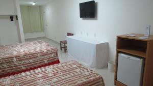 里约热内卢大西洋中心公寓酒店的客房设有两张床和一台墙上的电视。