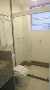 里约热内卢大西洋中心公寓酒店的一间带卫生间和玻璃淋浴间的浴室