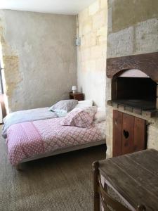 布莱Gite la Tropezienne的一间卧室设有两张床和砖墙