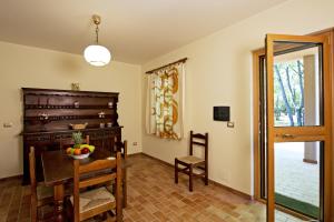 博尔塞纳丽都野营村度假酒店的一间带桌椅和镜子的用餐室