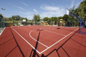 维耶斯泰图尔齐斯拜亚村假日公园的网球场,上面有网