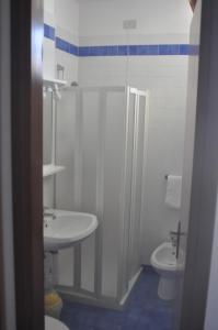 利尼亚诺萨比亚多罗Hotel Villa Candia的一间带水槽和卫生间的浴室