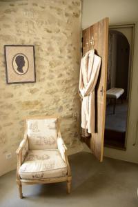 Châteauneuf-de-Gadagne小城堡住宿加早餐旅馆的挂在椅子旁边的墙上的毛巾