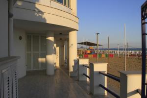 内图诺Le Tre Caravelle的阳台,位于海滩的建筑背景