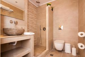 卡马利伊里尼的客房菲欧拉酒店的带淋浴、卫生间和盥洗盆的浴室