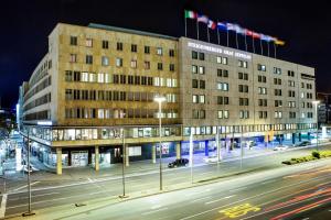 斯图加特施泰根博阁格拉夫齐柏林酒店的一座在晚上悬挂着旗帜的建筑
