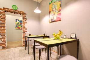 莫斯科阿克塞尔旅舍的用餐室配有2张桌子和椅子以及香蕉
