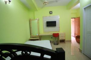 RangpurLittle Rangpur Inn的一间医院间,配有床和电视