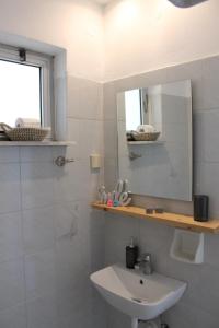 马拉希亚斯thēama Corfu的白色的浴室设有水槽和镜子