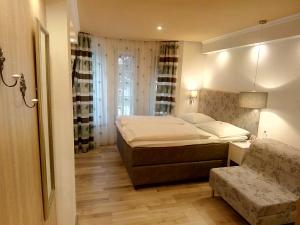 克拉根福瓦豪旅馆的一间小卧室,配有一张床和一把椅子