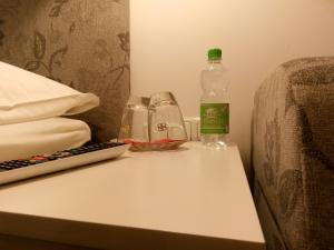 克拉根福瓦豪旅馆的桌子上放有一瓶水和两杯眼镜