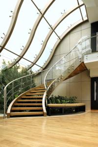 塞萨洛尼基戴奥斯尊享人生酒店的螺旋楼梯,位于一栋铺有木地板的建筑内