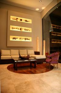 萨尔塔艾尔代萨尔塔酒店的带沙发和咖啡桌的客厅