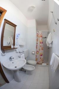 兰佩杜萨Hotel Giglio的一间带水槽、卫生间和镜子的浴室