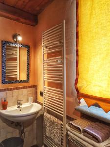阿尔巴Cascina Baresane的一间带水槽和镜子的浴室