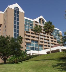 利格城南港度假酒店与会议中心的一座棕榈树环绕的大建筑