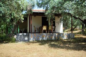 斯卡拉索提罗斯Ktima Elia的小屋前方设有桌椅