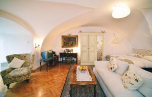 萨格勒布Baroque的客厅配有沙发和桌子