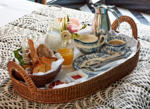 塞维利亚Triana House的桌上一篮子的食物,包括茶和面包