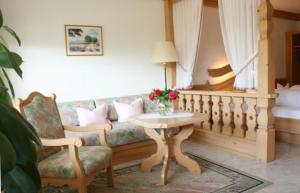 Dernbach德巴赫塔尔酒店的客厅配有沙发和鲜花桌