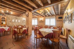 纳瓦莱诺La Casona del Herrero的一间在房间内配有桌椅的餐厅