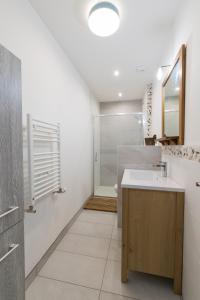 圣布莱温欧申BREVOCEAN Chb calme Côte Atlantique的白色的浴室设有水槽和淋浴。