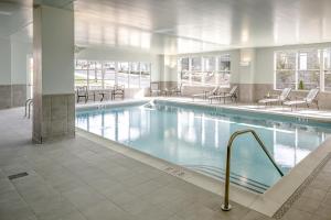 哈里森堡马迪森舍南多亚会议中心酒店的一座带桌椅的大型游泳池
