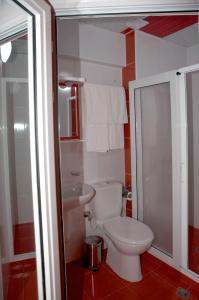 Silistra社迪卡酒店的一间带卫生间和水槽的浴室