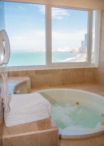 卡塔赫纳哥伦比亚卡塔赫纳阿尔米兰特酒店的带浴缸的浴室,享有海景