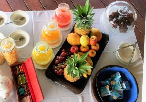 博卡斯德尔托罗蓬塔卡拉科尔阿夸旅舍的桌子上放着水果和果汁