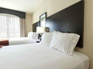 奥兰多Holiday Inn Express-International Drive, an IHG Hotel的酒店的客房 - 带2张带白色枕头的床