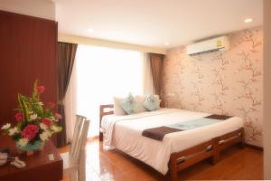 曼谷拉查达毕莉斯酒店的酒店客房设有床和窗户。