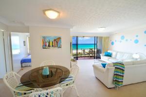 黄金海岸Blue Ocean Apartment的客厅配有沙发和桌子