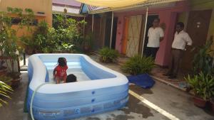 达卡巴比伦酒店及服务公寓的院子里充气泳池里的一个小女孩