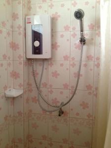 迈萨良趣客瓦萨纳旅馆的带淋浴的浴室,墙上配有饮水机