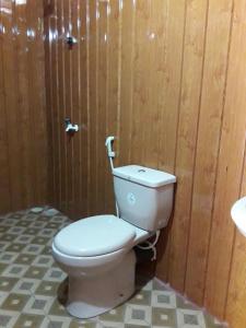 拜蒂克洛Naaval Beach Villa & Rooms的浴室配有白色卫生间和盥洗盆。