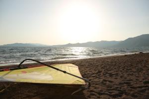 希萨勒尼Golden Key Hisaronu的水边海滩上的风筝