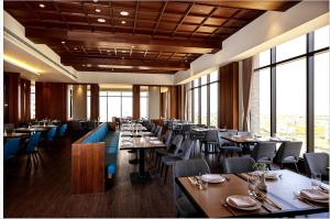 礁溪山形阁的餐厅设有桌椅和大窗户。