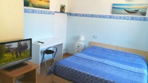 莱里奇Affittacamere "In Piazzetta da Vasco"的一间卧室配有蓝色的床和电视