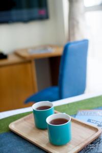 香港峰景轩的桌上托盘上放两杯咖啡