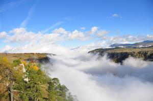 NedajnoGuesthouse Nedajno的山脉云谷的景色