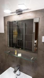科隆科恩城斯卡达酒店的浴室内水槽上方的镜子